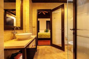 een badkamer met een wastafel en een spiegel bij 曼谷夏日马卡龙别墅民宿 in Bangkok