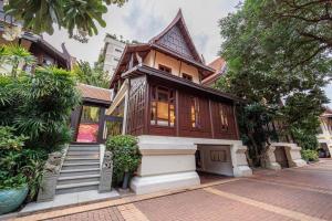 een huis met een gambrel dak op een straat bij 曼谷夏日马卡龙别墅民宿 in Bangkok