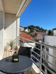 a balcony with a table and chairs and a view at Appartement T1 Centre Pombal in Pombal