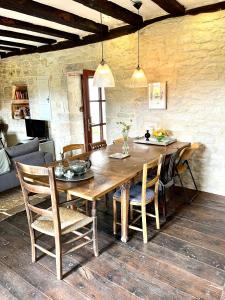 - une salle à manger avec une table et des chaises en bois dans l'établissement Maison Fermontes, à Cazillac