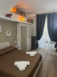 een slaapkamer met een bed met twee handdoeken erop bij Casa Myluna Centro Storico in Napels