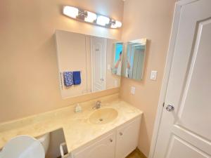 een badkamer met een wastafel en een spiegel bij 41 Huntsmill Blvd in Toronto