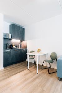 eine Küche mit einem Tisch und Stühlen im Zimmer in der Unterkunft Stadt-Appartement am Nordpark in Bielefeld