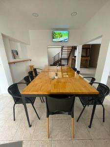 una gran mesa de madera en una habitación con sillas en SOUL B&B en El Calafate