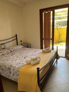 La Casa azzurra في لا ماداّلينا: غرفة نوم عليها سرير وفوط