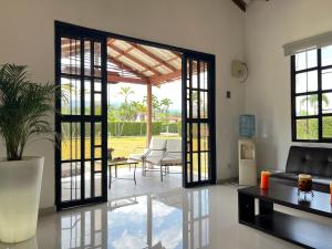 een woonkamer met openslaande deuren naar een patio bij Moderna cabaña en Viterbo con Aire AC y Piscina in Viterbo