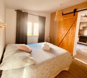 1 dormitorio con 1 cama con 2 toallas en Tiny Harmony - Logement confortable avec jardin et jacuzzi privés près d’Aix en Provence, en Venelles
