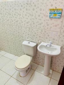 une salle de bains avec toilettes et lavabo dans l'établissement Casa Mar & Vento 1, à Jericoacoara