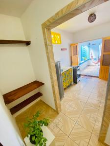 un pasillo con una escalera en una casa en Casa Mar & Vento 1 en Jericoacoara