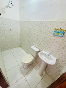 une salle de bains avec toilettes et lavabo dans l'établissement Casa Mar & Vento 1, à Jericoacoara