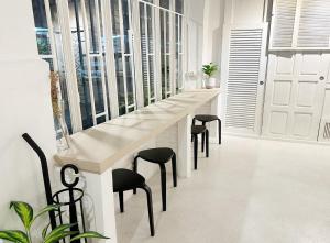 um corredor com uma mesa e bancos numa casa em River Home Bangkok em Bangkok