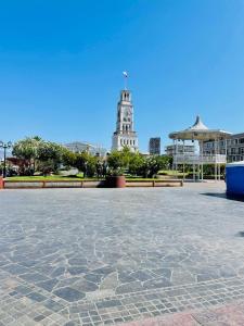 a building with a clock tower in the distance at Departamento con espectacular Ubicación, Vista al Mar y Panorámica a todo Iquique in Iquique