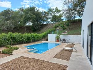 Πισίνα στο ή κοντά στο Piscina privada y mucha tranquilidad.