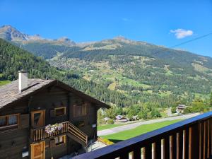Casa en un balcón con vistas a la montaña en chante bise, en Ayer