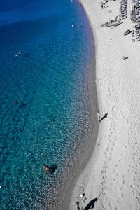 uma vista aérea de uma praia com pessoas na água em Acquamarina em Bergeggi