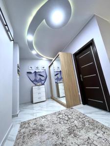 GRACELAND new apartment in Hurghada center في الغردقة: ممر فيه باب وسجادة