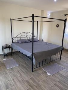 1 dormitorio con 1 cama con marco de metal en Villa Mimi's, en Sali Poulang