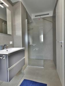 uma casa de banho com um chuveiro e um lavatório. em Palazzo Mosillo em Sperlonga