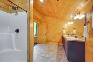 een badkamer in een blokhut met 2 wastafels en een douche bij Sensational Views cabin in Pittman Center