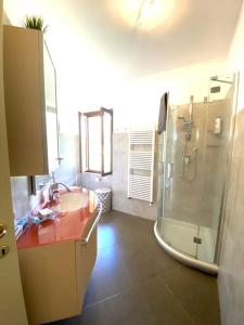 a bathroom with a red sink and a shower at Casa BelMoro con piscina in Pescia