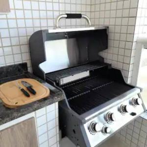 a grill in a kitchen with a counter top at Apartamento Vista Mar Mongaguá in Mongaguá