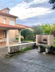 a stone bench in front of a building at Casa Outeiro in Betanzos