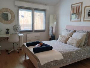 um quarto com uma cama com uma cadeira e uma secretária em Jolie Dépendance em Le Brucat