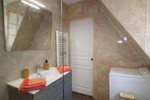 een badkamer met een wastafel, een douche en een toilet bij AUX VALLONS MELODIEUX in Thiézac