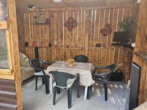 ein Esszimmer mit einem Tisch und Stühlen in der Unterkunft Апартамент за гости Криси гр. Девин in Dewin