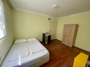 1 dormitorio con 1 cama y armario pequeño en ORANGE BEACH CAMP en Beldibi