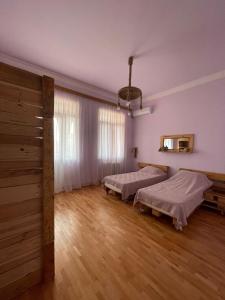 um quarto de hospital com duas camas e uma janela em Najaryan's Family Guest House em Vagharshapat