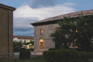 a stone house with its lights on at Casa Grande Hotel in Grañón