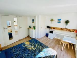 a living room with a desk and a table at Le cabanon de Manon - Marseille in Marseille