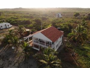 una vista aérea de una casa blanca con palmeras en Cabaña Playa De Los Venados, en San Bernardo del Viento