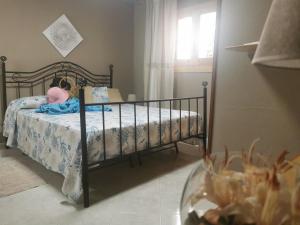 um quarto com uma cama, uma janela e uma mesa em PALOROSSO HOUSE em Donnalucata