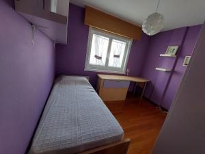 ein lila Zimmer mit einem Bett und einem Fenster in der Unterkunft Duplex en Narón. 4 hab. 3 baños in Narón