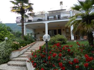 una casa con una escalera y flores delante de ella en B&B Villa Maria, en Terni