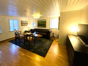 sala de estar con sofá y mesa en Day Dream Mjostraeti 10a, en Reikiavik