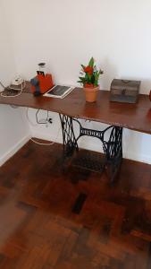 un escritorio de madera con una planta encima en Apartamento Completo, Diária ou Temporada, en Salvador
