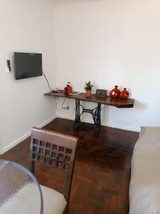 sala de estar con mesa y sofá en Apartamento Completo, Diária ou Temporada, en Salvador