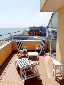 蒙特西爾瓦諾的住宿－La Terrazza sul Mare，阳台配有椅子,享有海景。