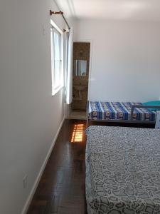 1 dormitorio con 2 camas y ventana en Apartamento Completo, Diária ou Temporada, en Salvador