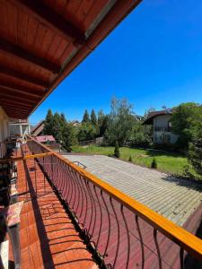 einen Balkon mit Blick auf ein Baseballfeld in der Unterkunft Pensiunea Sandra in Ocna Şugatag