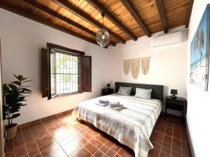 a bedroom with a large bed in a room at Casa del Burro Perezoso in Almáchar