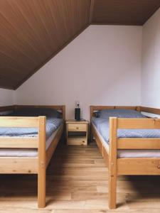 Postel nebo postele na pokoji v ubytování Podkrovní byt Bobrová