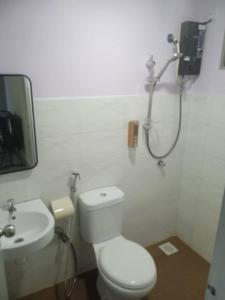 ein Bad mit einem WC und einem Waschbecken in der Unterkunft Aqilla Homestay in Kuala Selangor