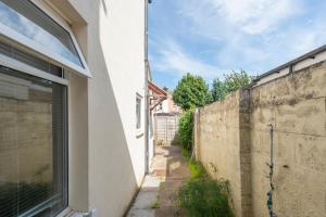 an empty alleyway next to a white building at Lovely 5 Bed house in Medway sleeps 12 in Gillingham