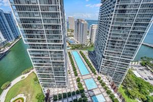 una vista aérea de dos edificios altos junto al agua en Icon Luxury 34th Floor Amazing Oceanview, Brickell en Miami