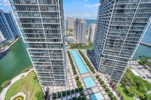 una vista aérea de dos edificios altos junto al agua en Icon Luxury 34th Floor Amazing Oceanview, Brickell, en Miami
