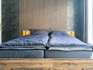 een slaapkamer met een bed met een blauw dekbed bij Apartment Düsseldorf-Lohausen in Düsseldorf